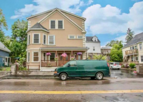 383-Newly Renovated Modern Townhouse